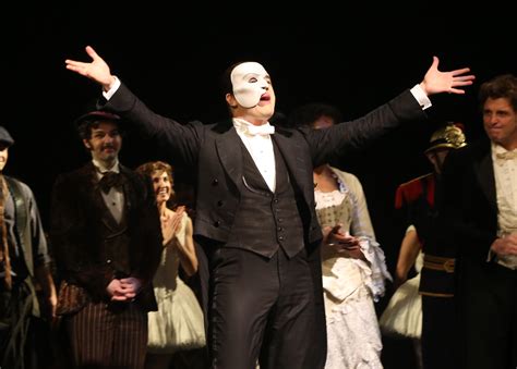  The Phantom of the Opera - ความรักอันลึกลับของนักร้องหน้ากากกับนางเอกอัจฉริยะในโลกดนตรีโอเปร่า!